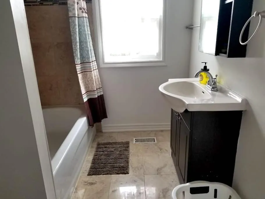 Homestay Spacious Mbr Near Kennedy Subway & Go Toronto
