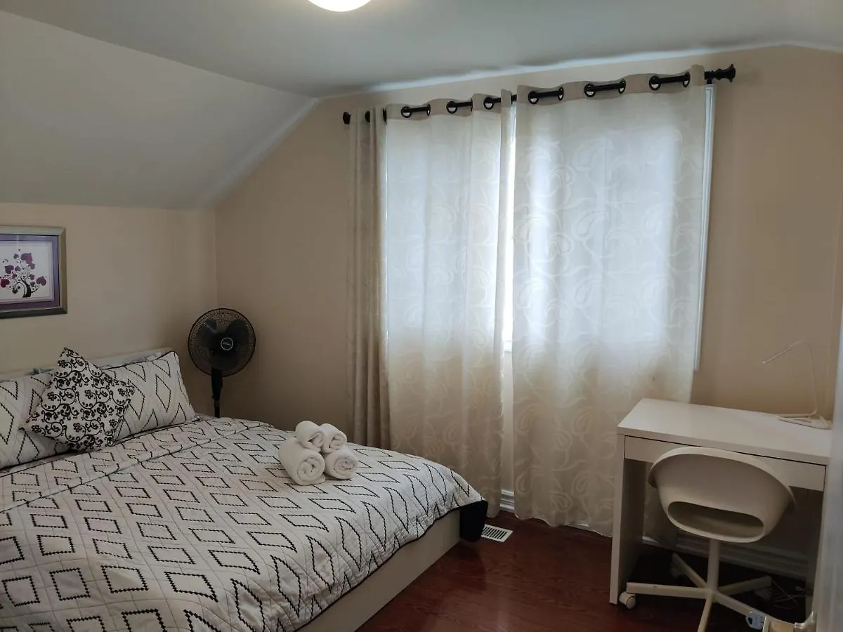 Spacious Mbr Near Kennedy Subway & Go Toronto Homestay