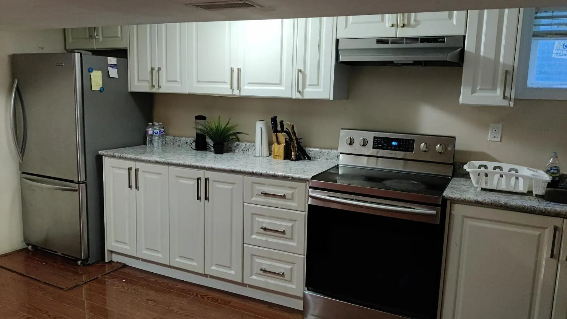 Homestay Spacious Mbr Near Kennedy Subway & Go Toronto