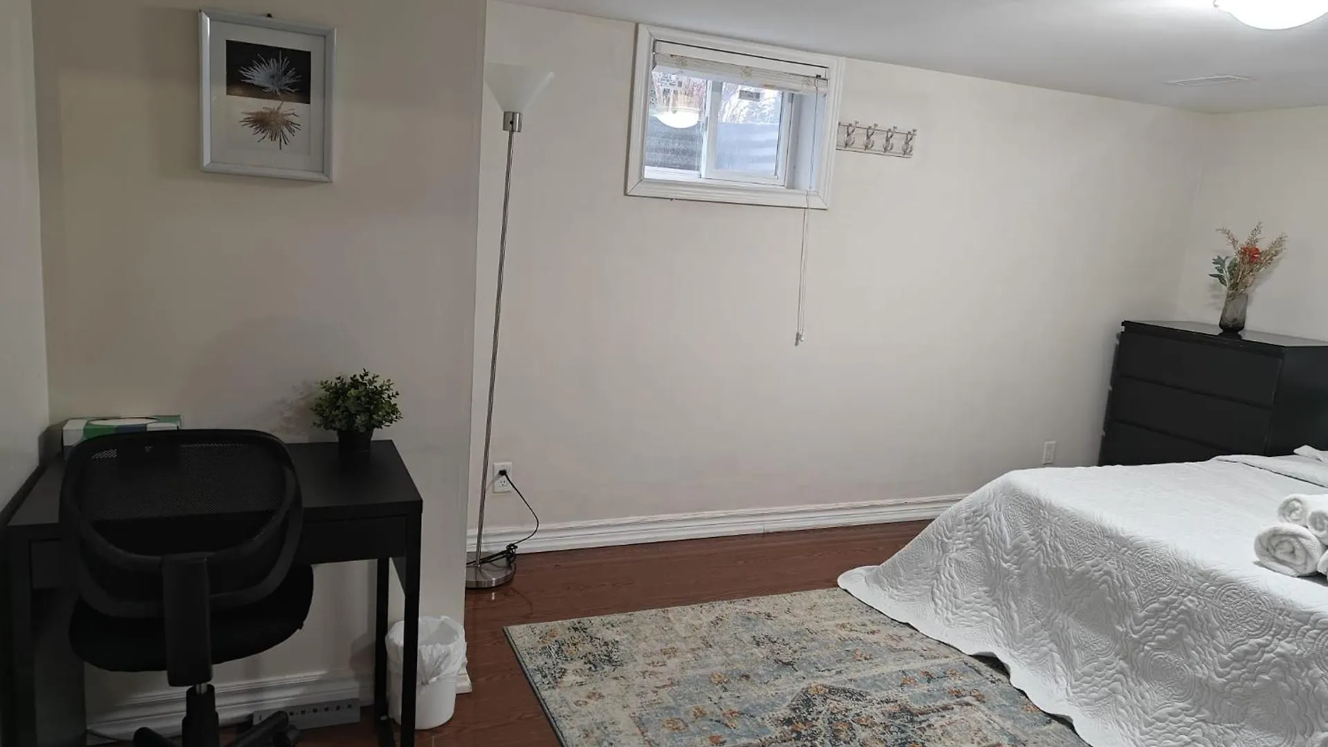 Spacious Mbr Near Kennedy Subway & Go Toronto