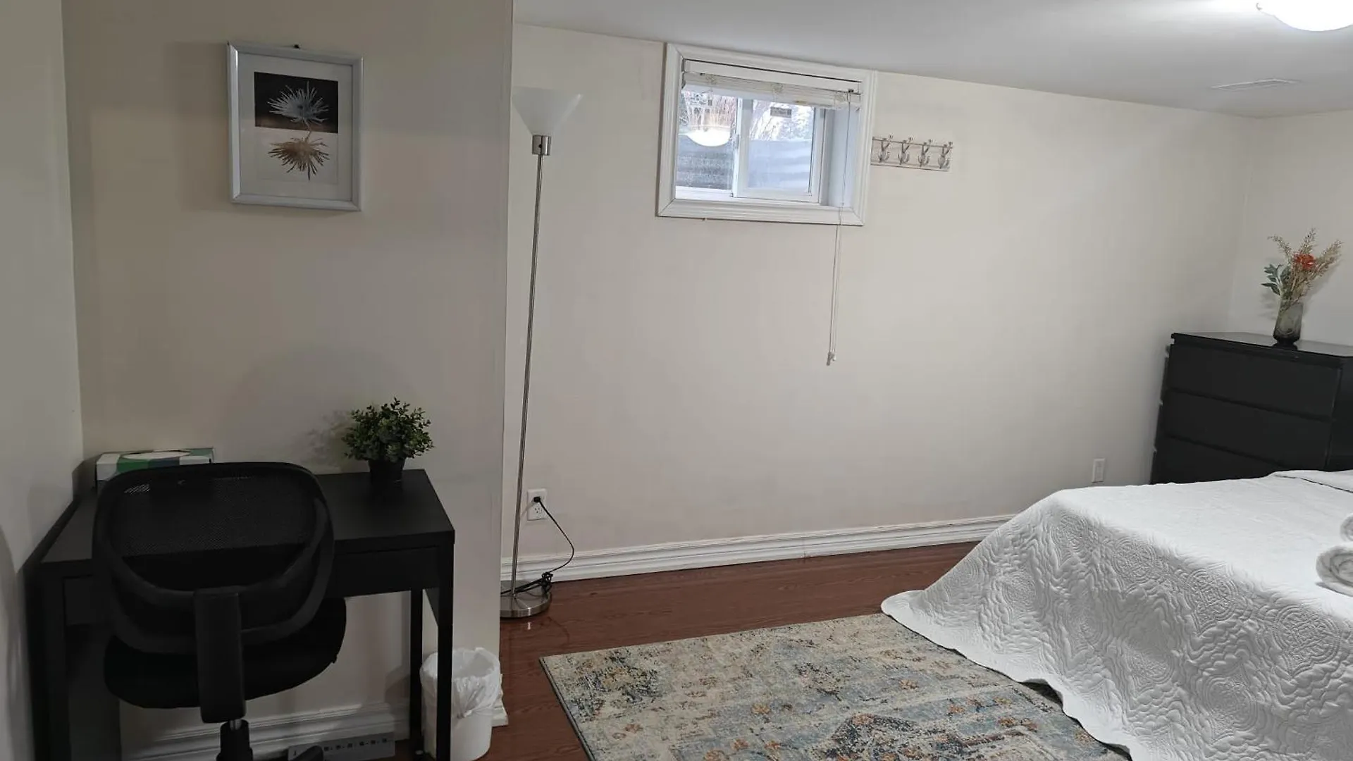 Spacious Mbr Near Kennedy Subway & Go Toronto