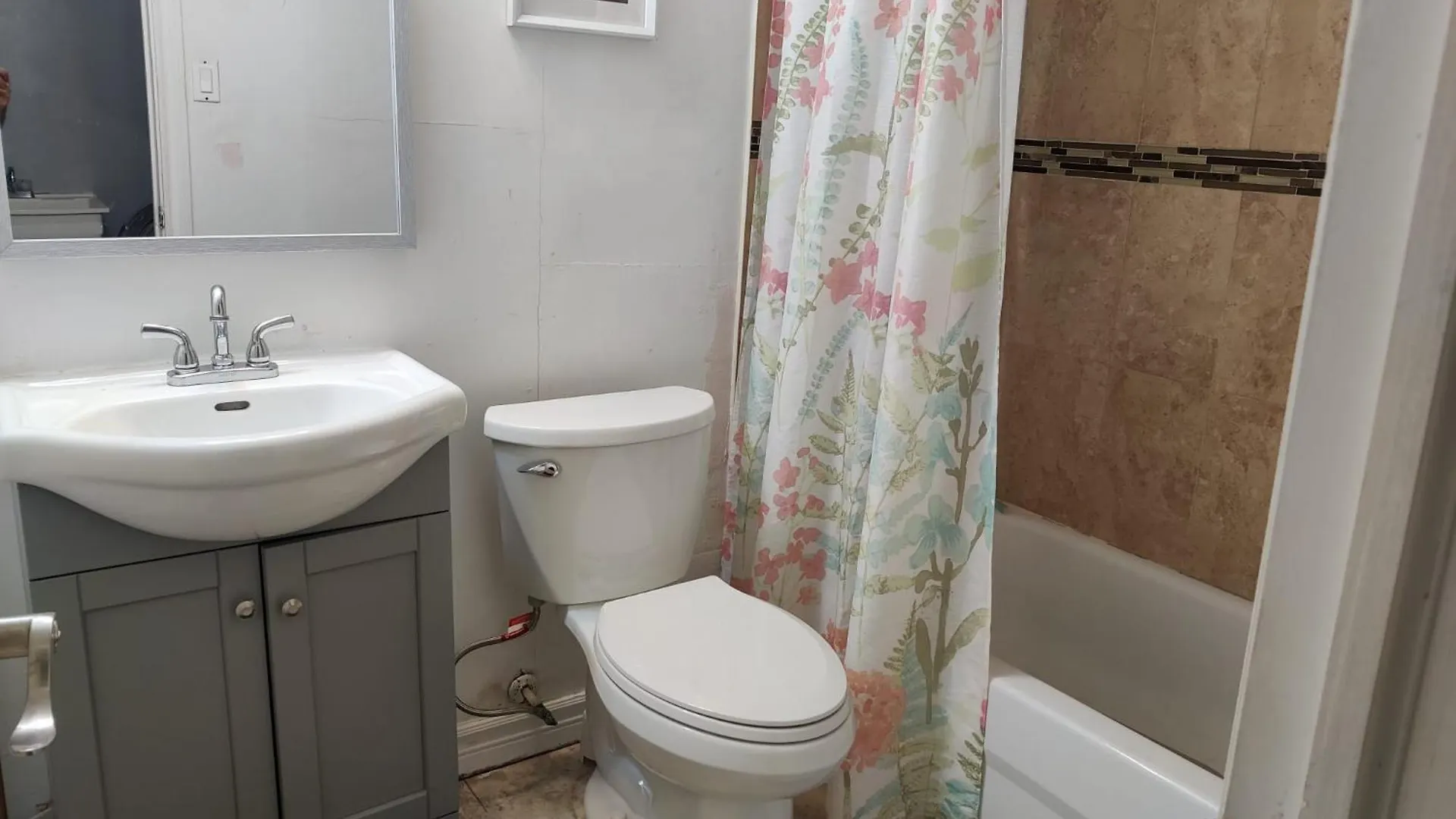 Spacious Mbr Near Kennedy Subway & Go Toronto