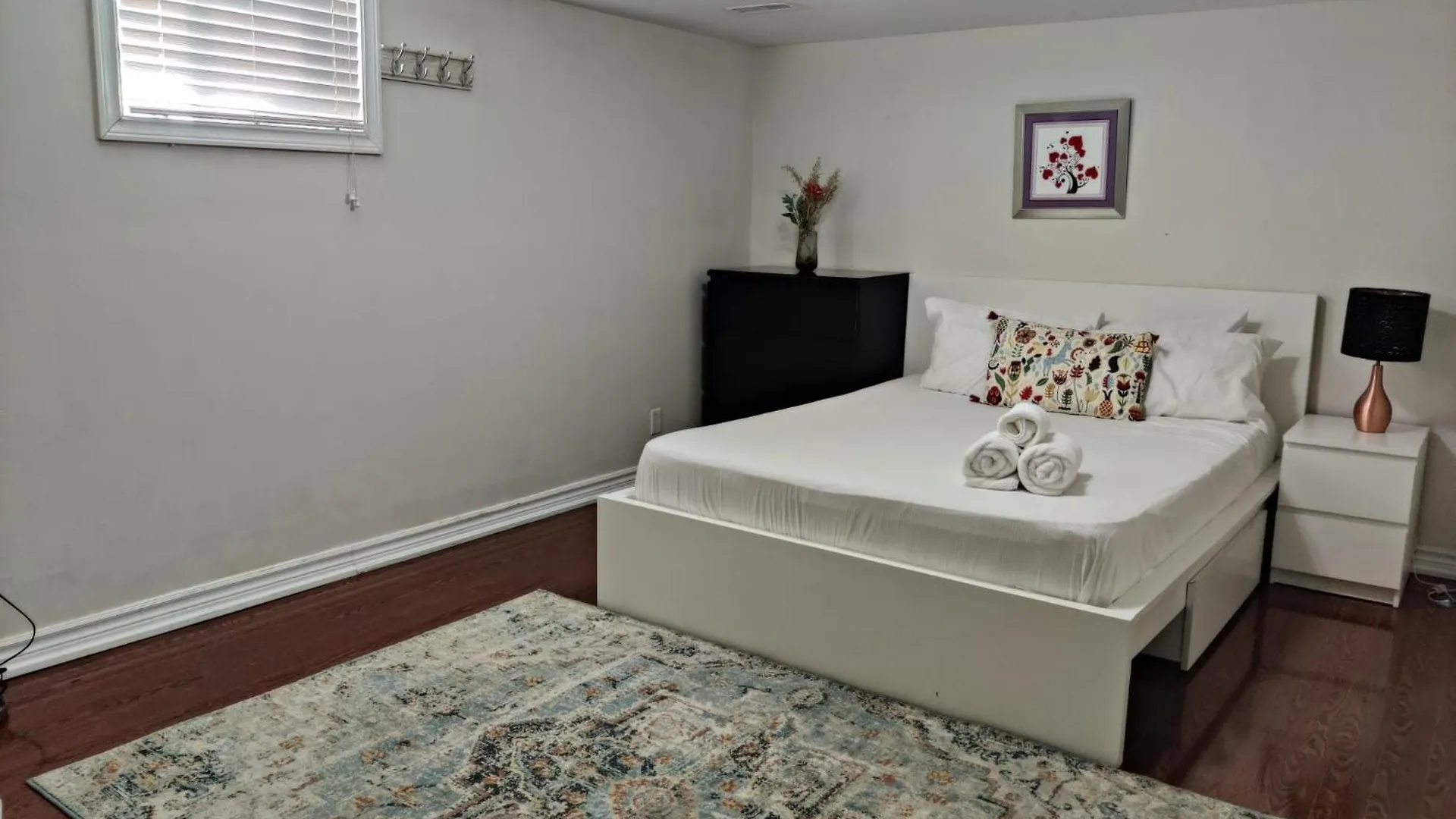 Homestay Spacious Mbr Near Kennedy Subway & Go Toronto