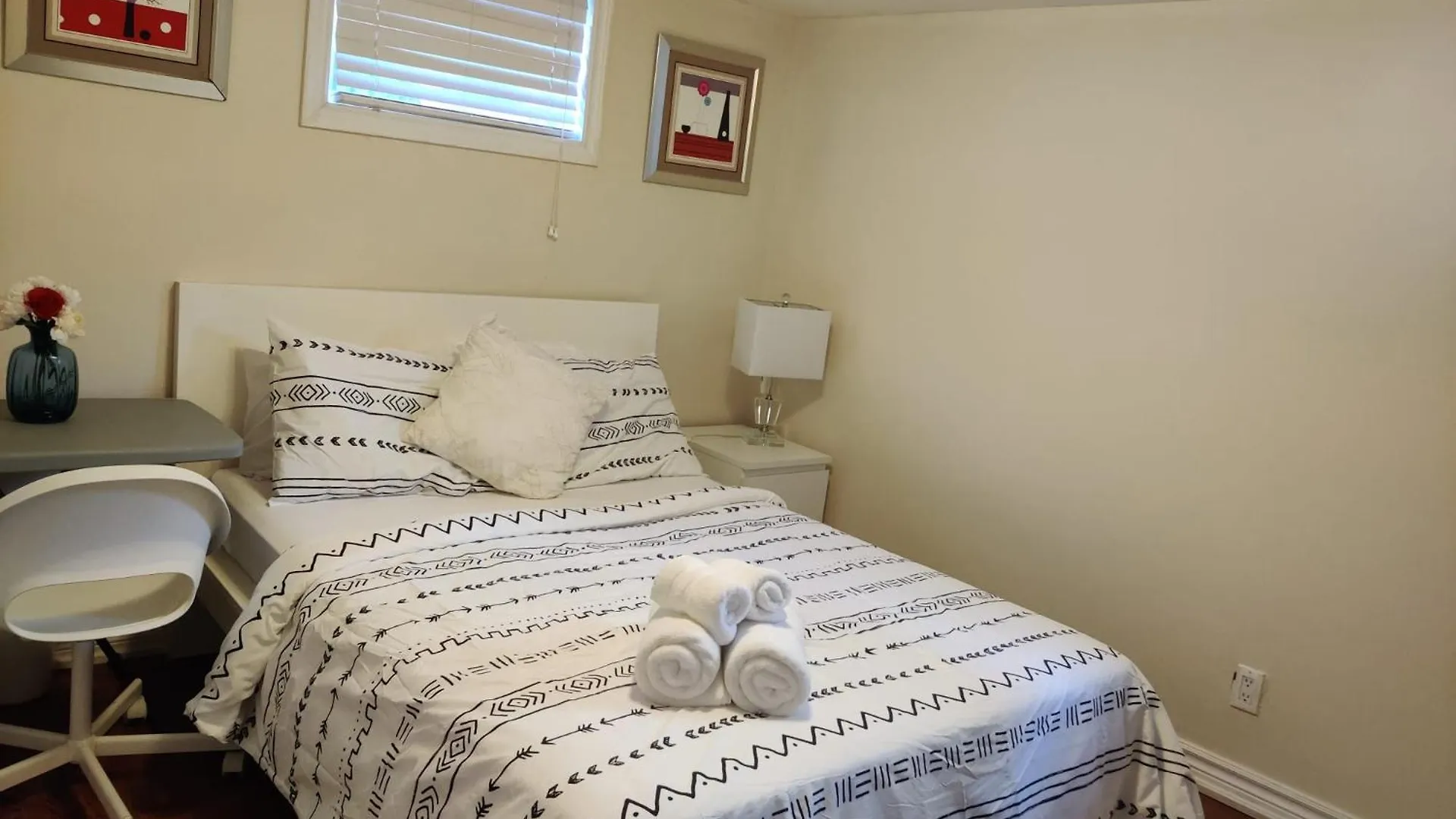 Spacious Mbr Near Kennedy Subway & Go Toronto