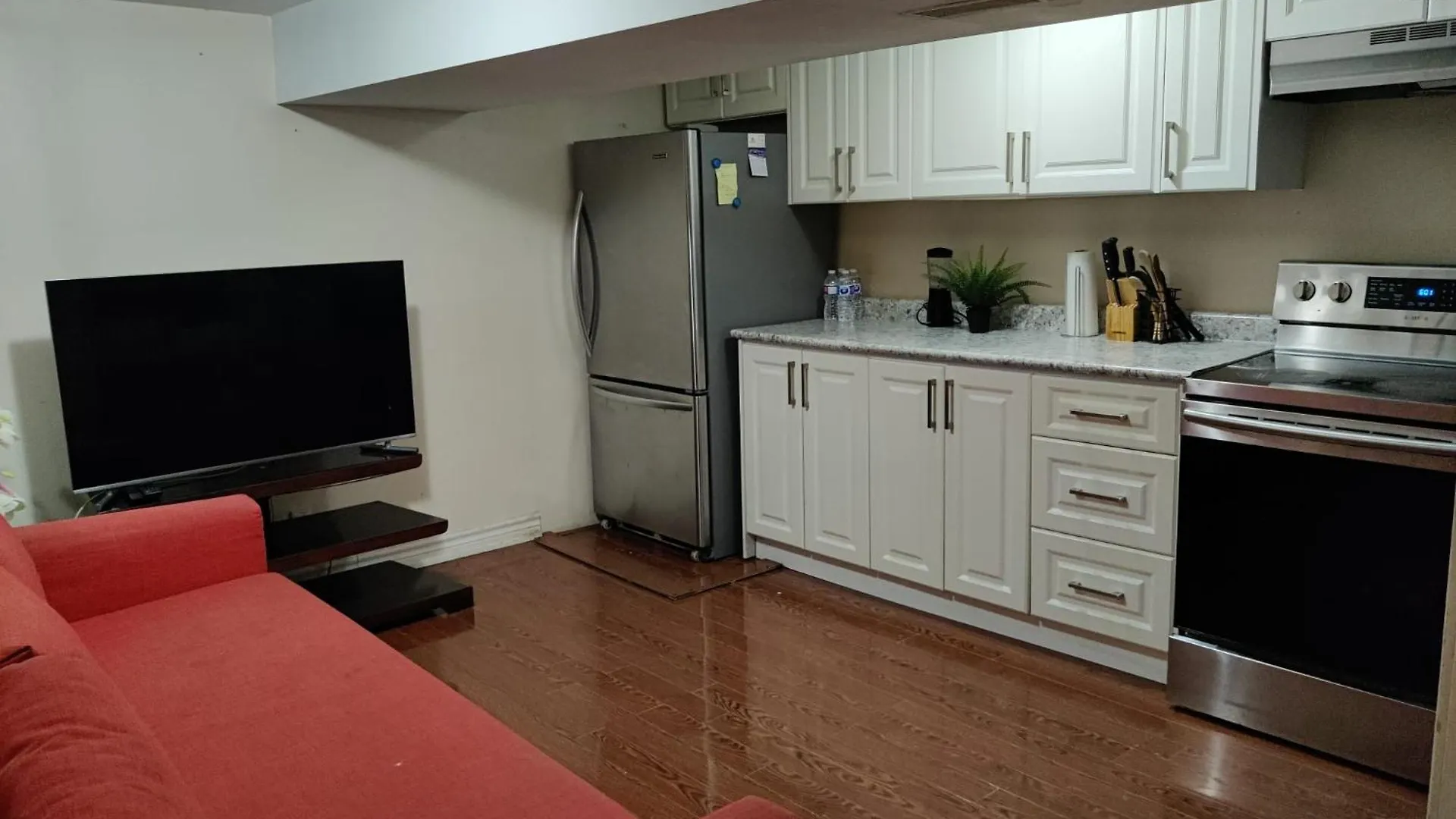 Spacious Mbr Near Kennedy Subway & Go Toronto 0*,  Canada