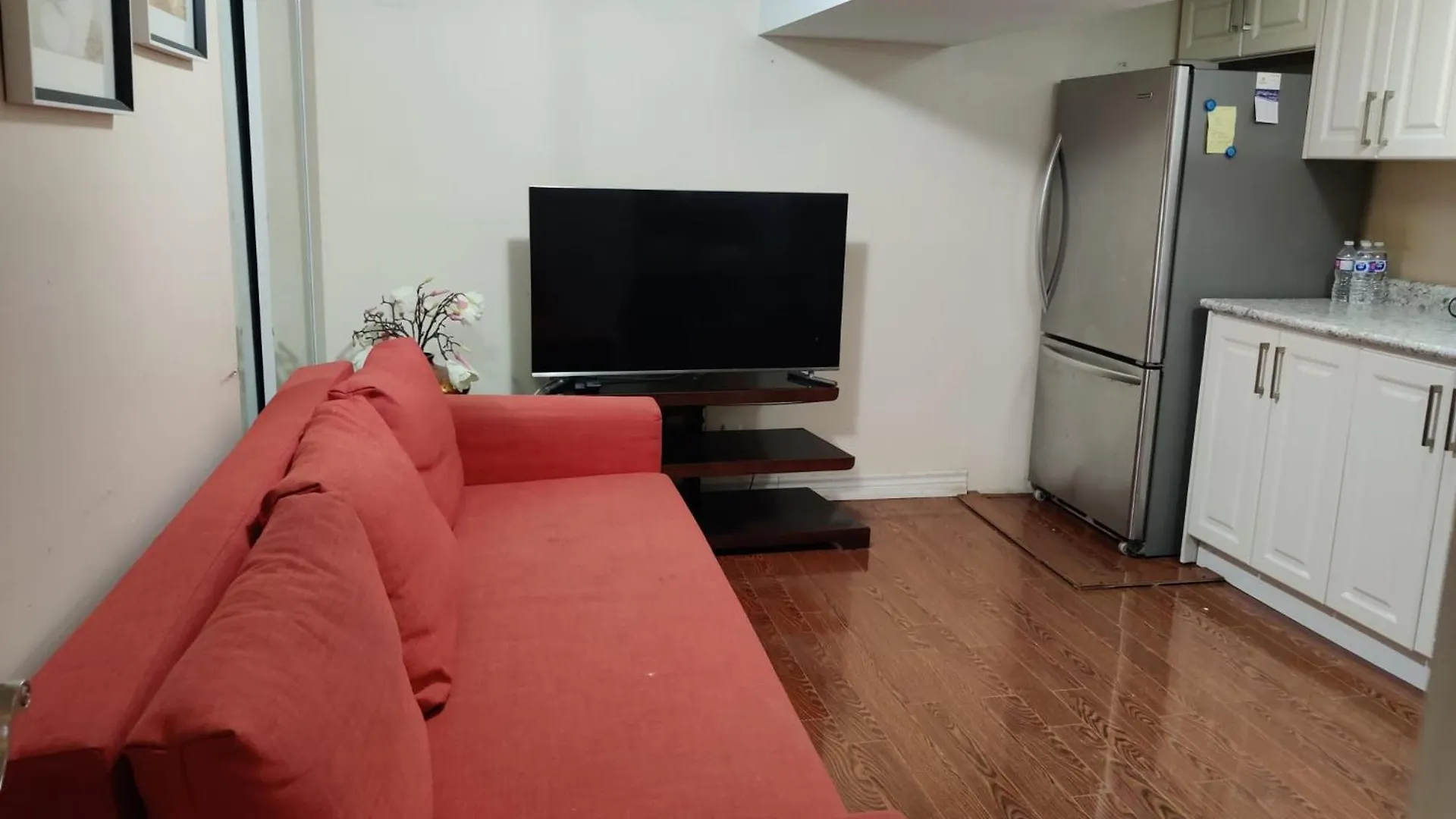 Spacious Mbr Near Kennedy Subway & Go Toronto