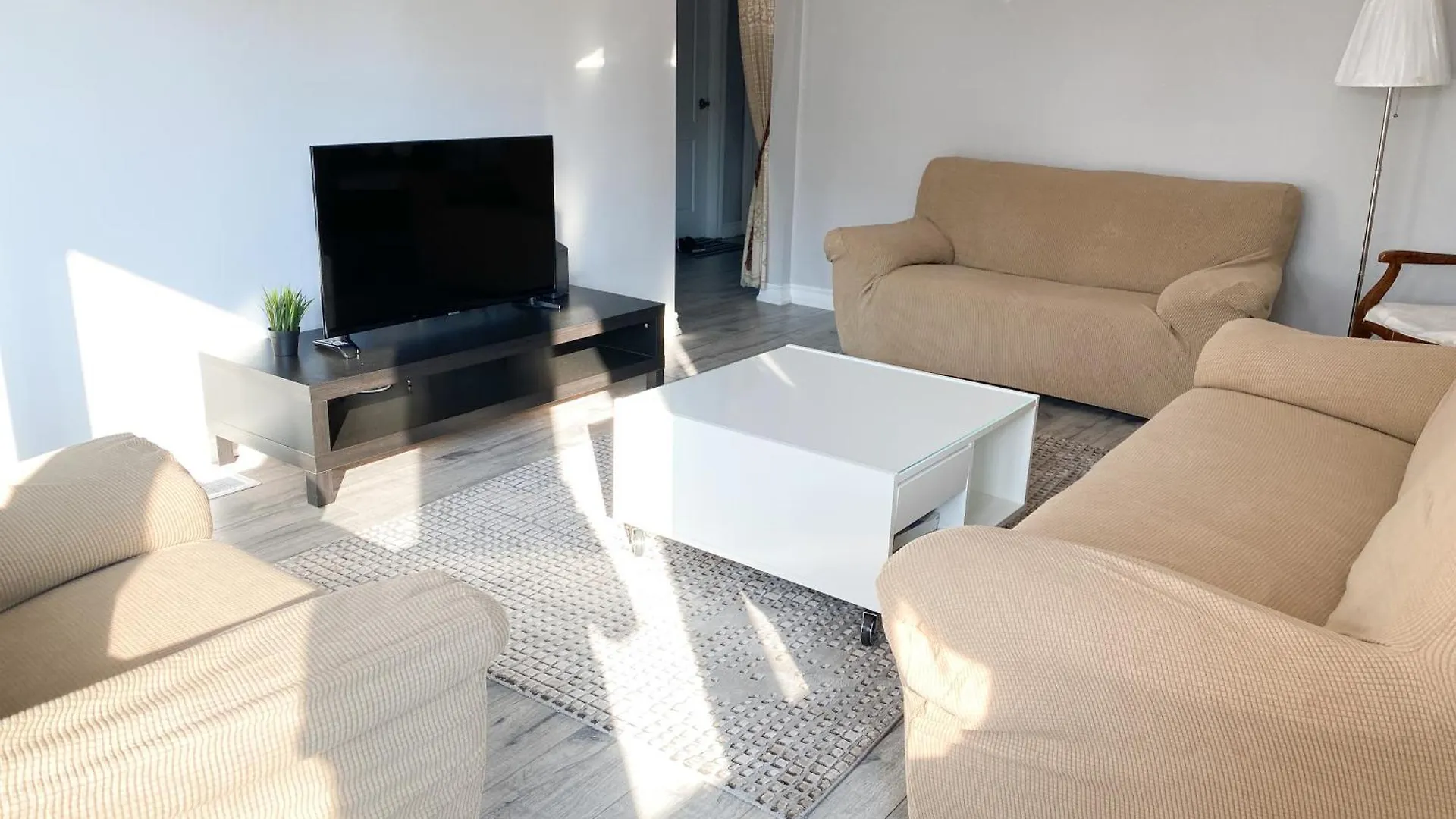 Spacious Mbr Near Kennedy Subway & Go Toronto Homestay