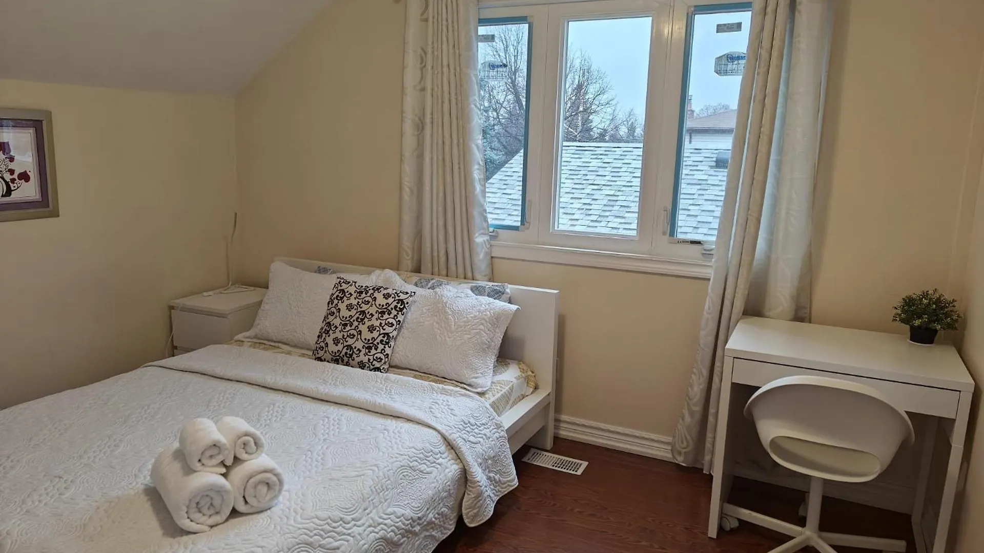Spacious Mbr Near Kennedy Subway & Go Toronto Canada