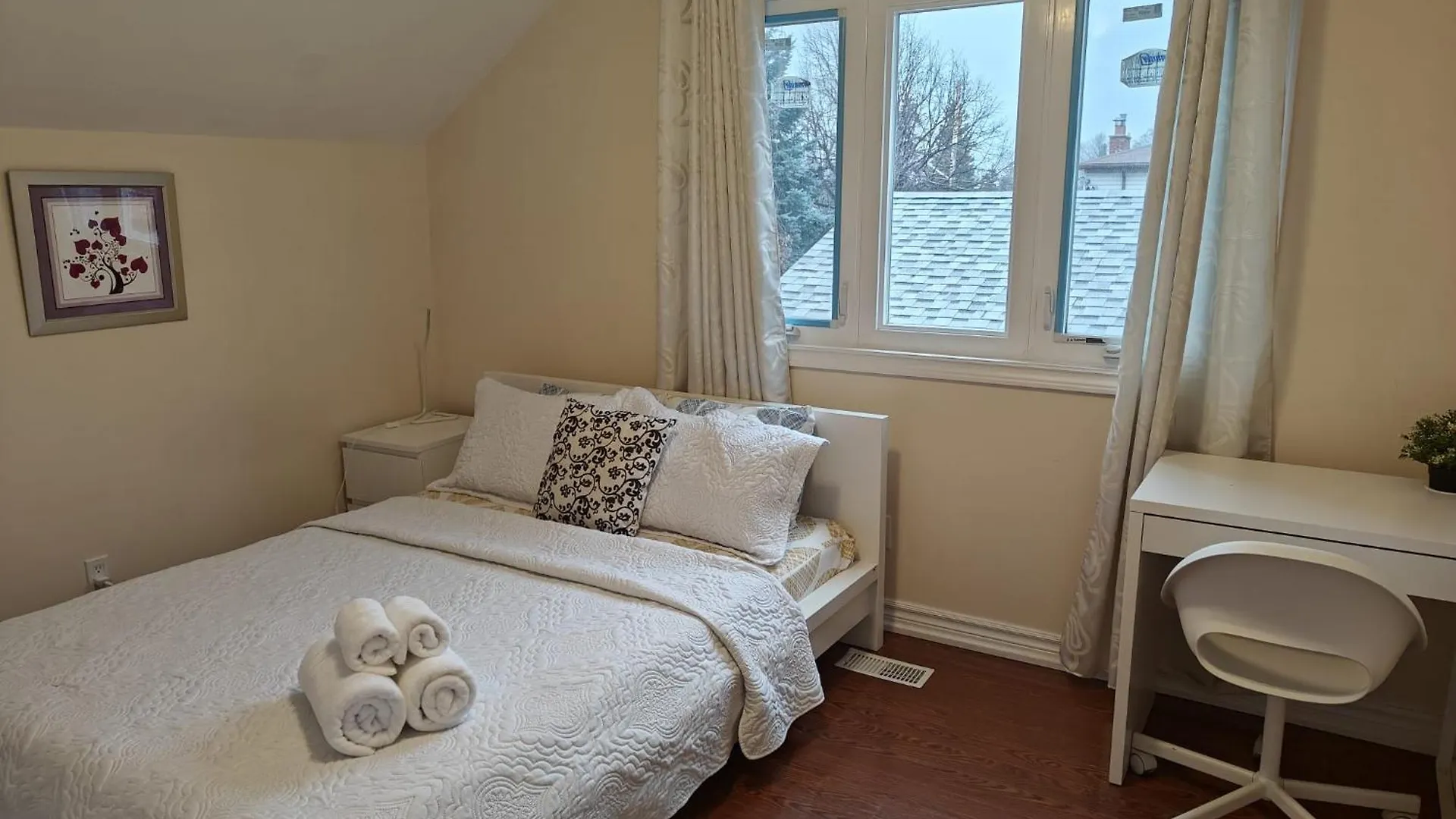 Homestay Spacious Mbr Near Kennedy Subway & Go Toronto