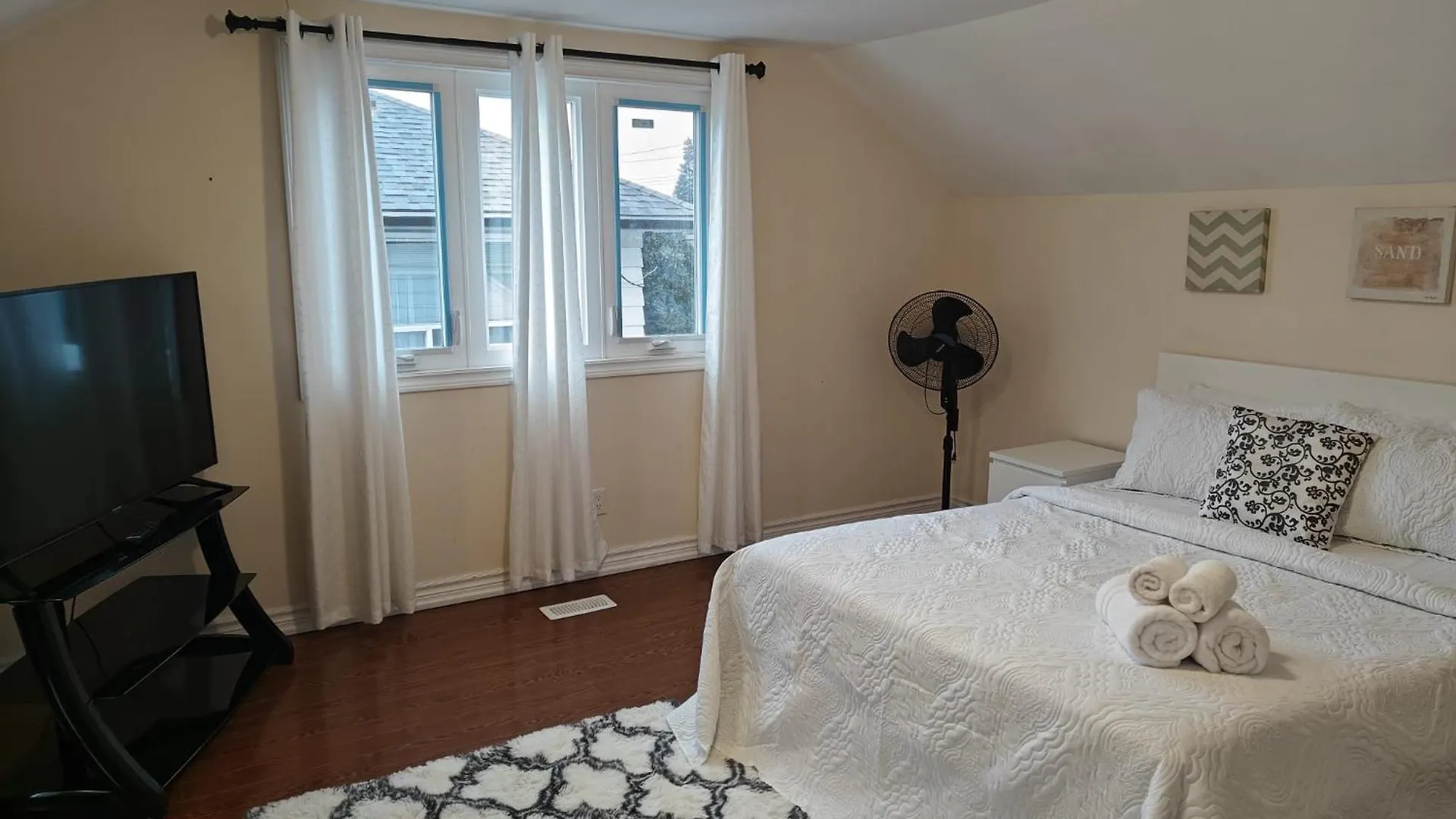 Homestay Spacious Mbr Near Kennedy Subway & Go Toronto