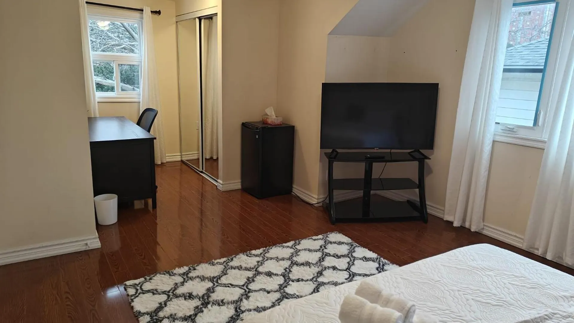 Spacious Mbr Near Kennedy Subway & Go Toronto 0*,