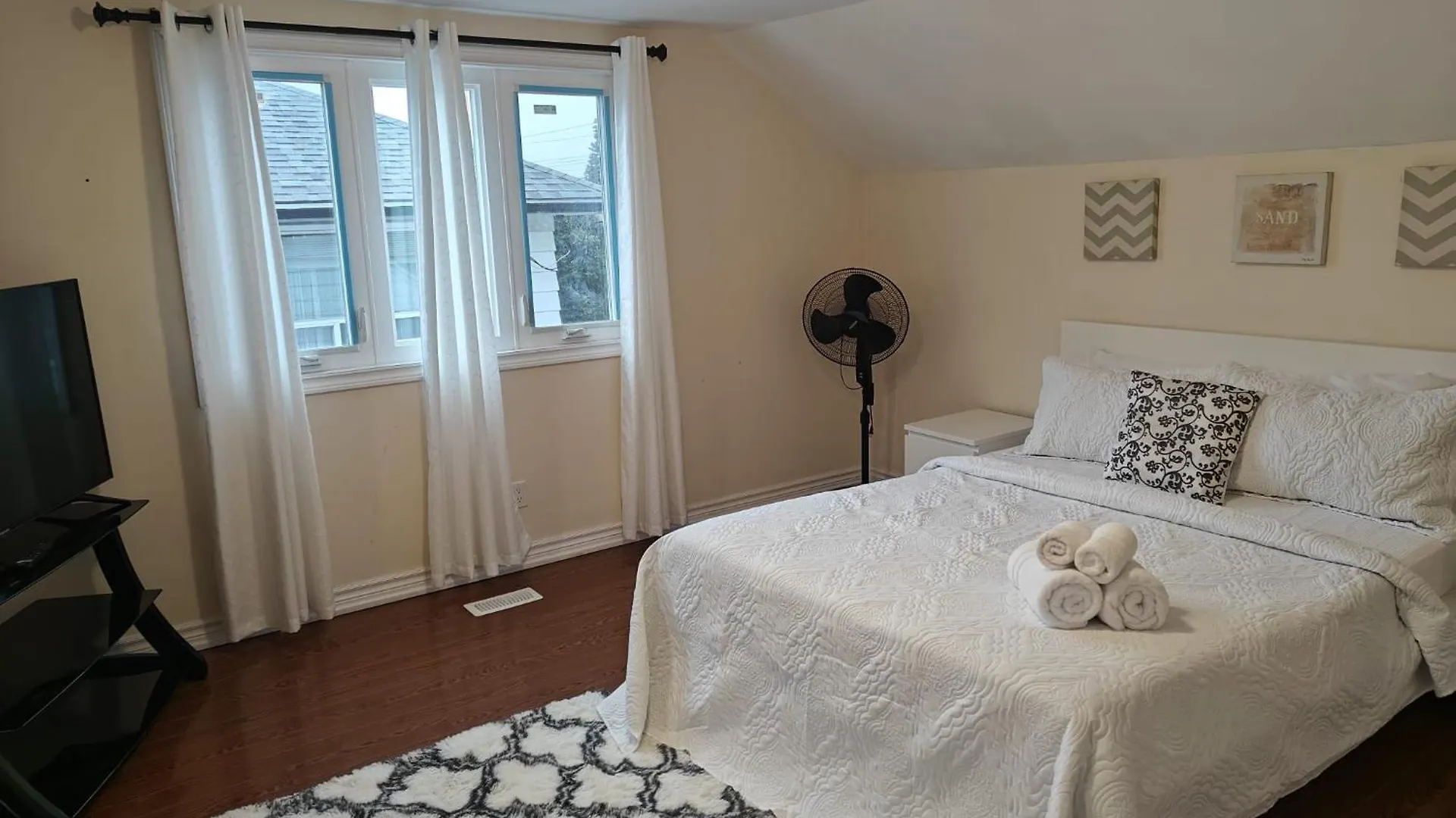 Spacious Mbr Near Kennedy Subway & Go Toronto