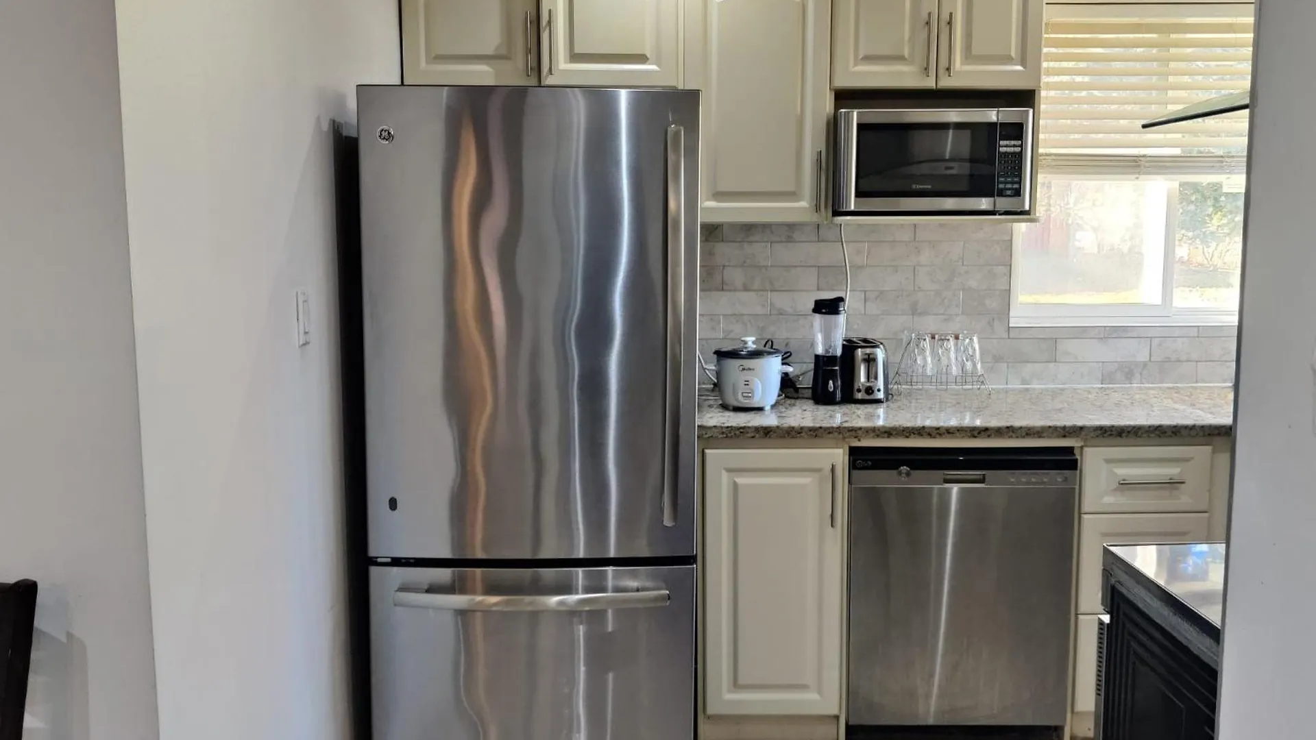 Spacious Mbr Near Kennedy Subway & Go Toronto Canada