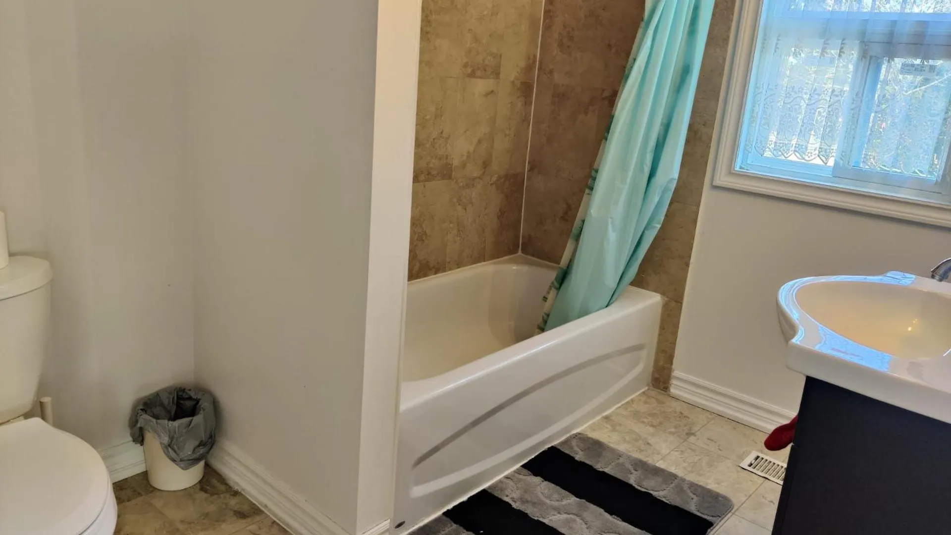 Homestay Spacious Mbr Near Kennedy Subway & Go Toronto Canada