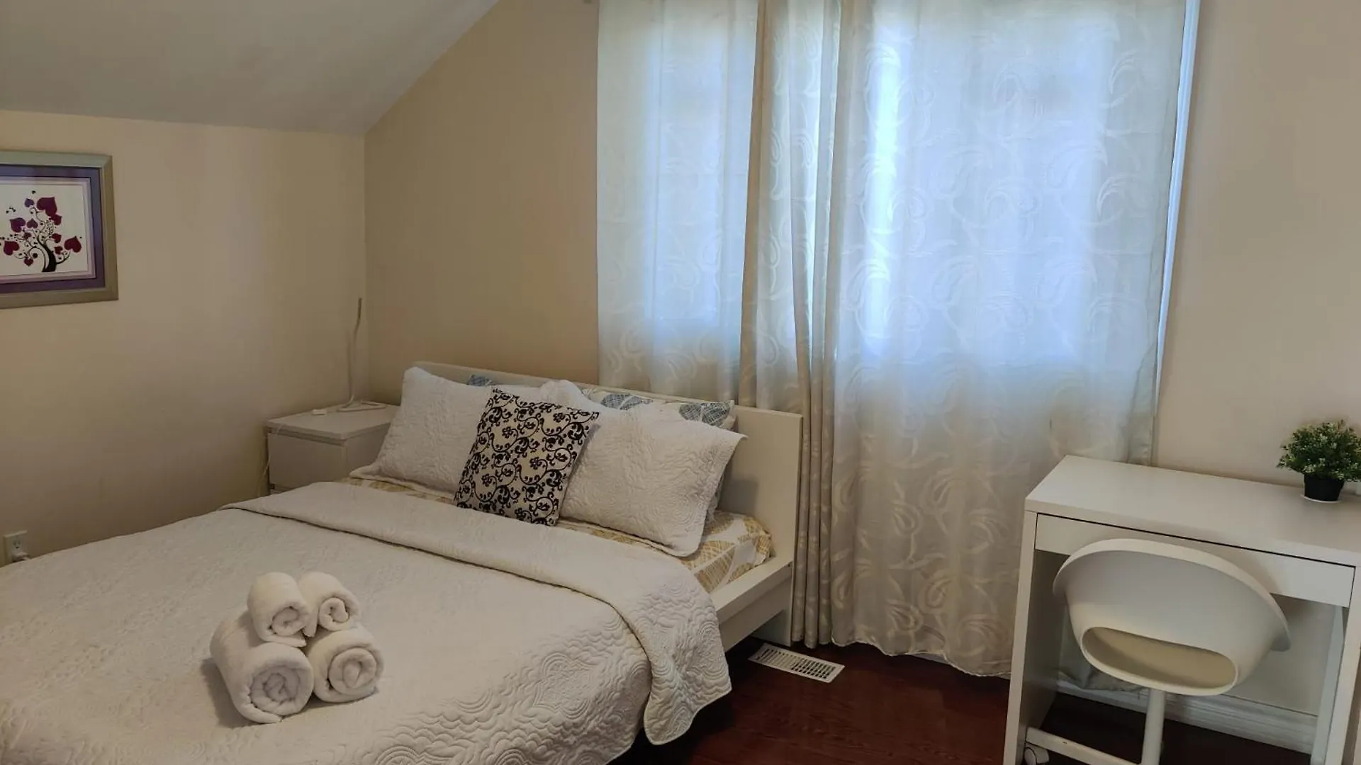 Homestay Spacious Mbr Near Kennedy Subway & Go Toronto