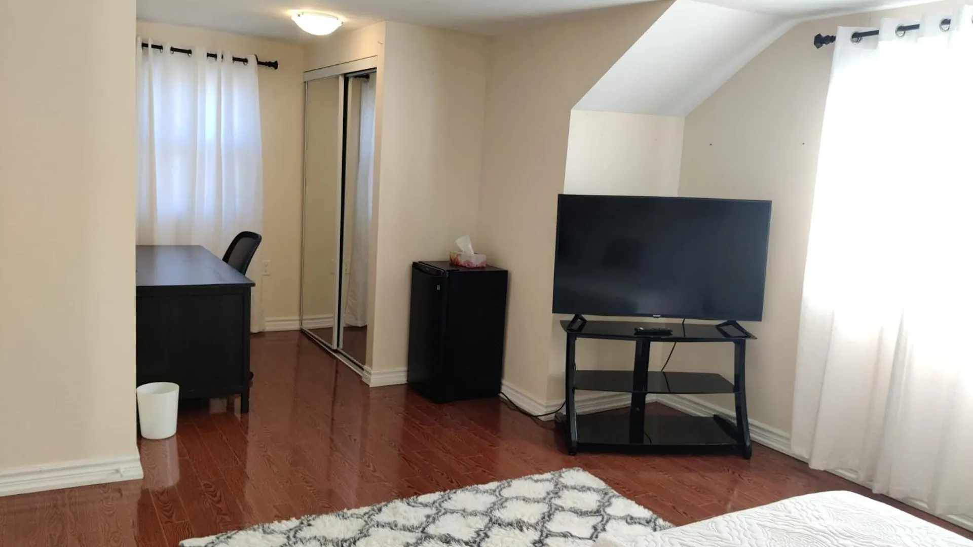 Spacious Mbr Near Kennedy Subway & Go Toronto 0*,