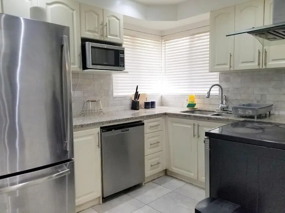 Privat bolig Spacious Mbr Near Kennedy Subway & Go Toronto